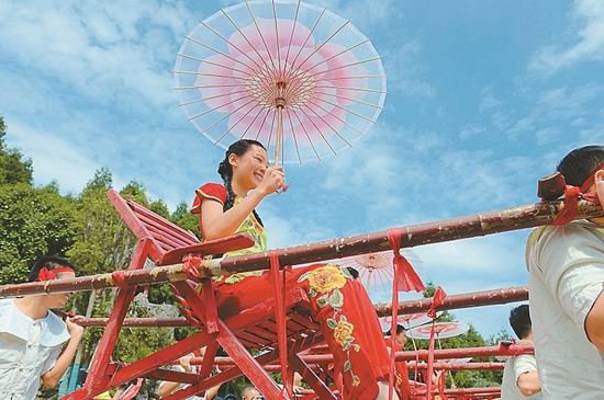 华蓥上演"滑竿抬幺妹" 吸引各地游客和摄影爱好者