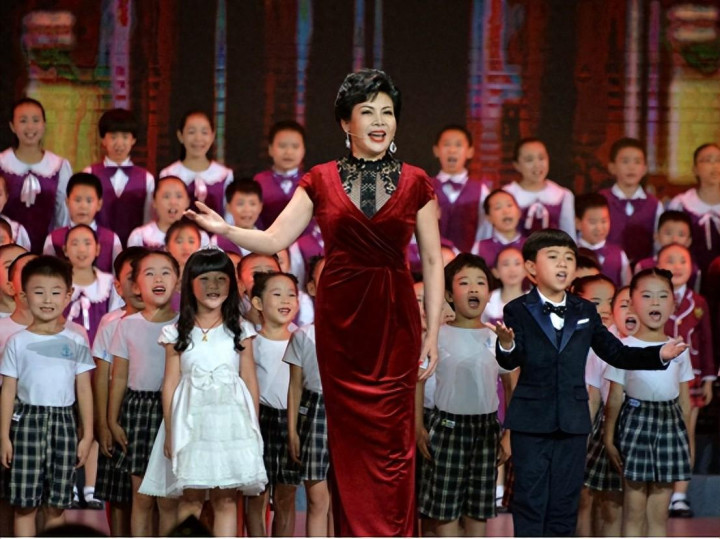 她, 中国主持第一人, 曾打破报幕“潜规则”, 为何64岁至今未嫁?(解放哈尔滨的部队)