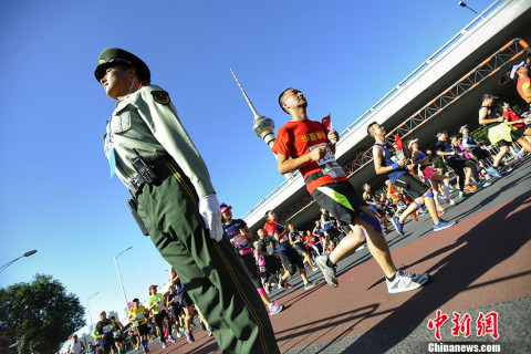 北京马拉松鸣枪开跑 3万人共赴"跑马盛宴"