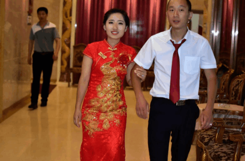 北京一对白领, 婚礼一结束, 马上帮着收拾碗筷