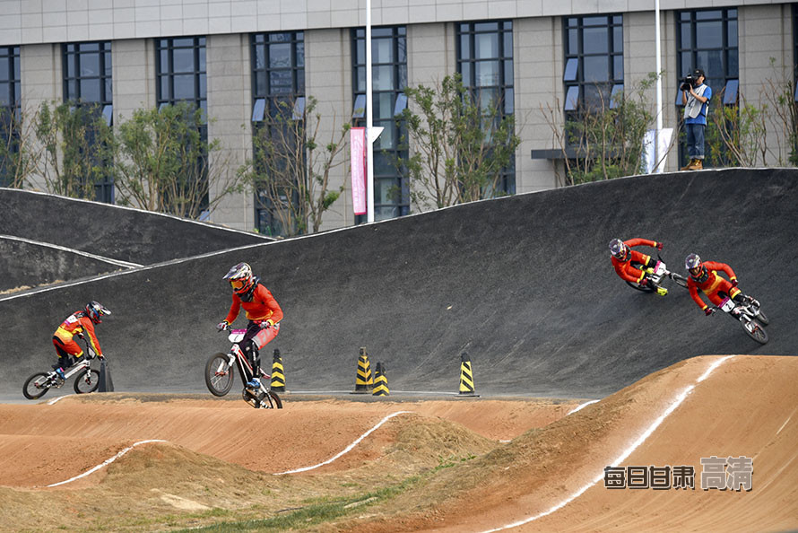 小轮车女子bmx越野赛: 甘肃姑娘包揽金银铜牌