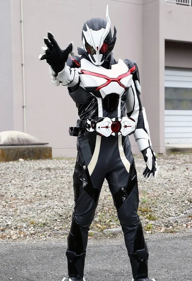 第二名:假面骑士ark-one使用"飞电zero-two驱动器",配合"zero-two程式