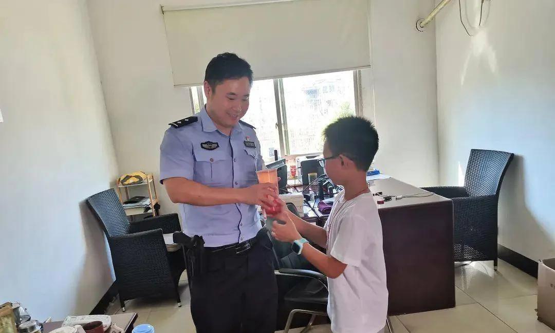 男孩偷饮料被父送派出所，民警蹲身让摸手铐：感受重量