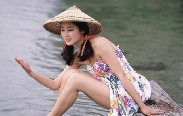 “大陸第一美人”陳紅有多美? 看到她年輕時候的照片後, 就知道瞭-圖2