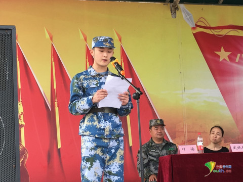 北京武警某部中队长,中国政法大学2007级"老学长"李如意为所有新生作