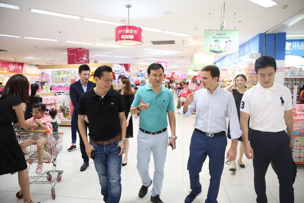 雅培全球营养品执行副总裁到访孩子王 携手服务中国新家庭