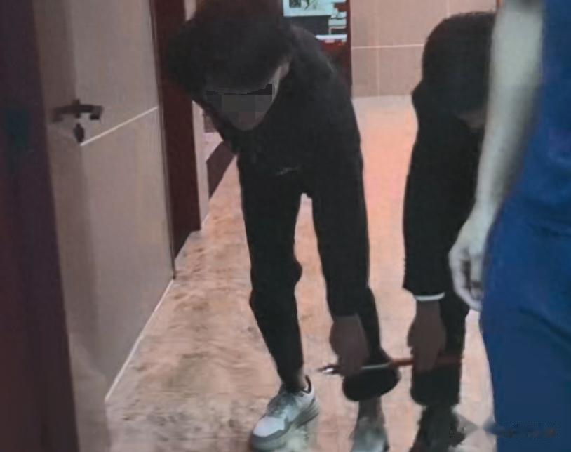 “社死”! 哥俩玩网红游戏被迫“连体”, 消防员打破枷锁