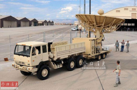 图为基地的大门区,可见在多道路障后有一座岗楼,以及多道防御工事