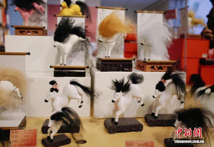 萌系文创爆红背后：情绪价值如何驱动Z世代消费？