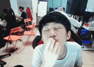 Doinb爆瓜的一些专有名词：胖VN-Uzi、瘦VN-Lwx、卡莎-Gala、瑞兹-Faker，真是