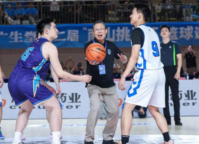 心梗植入支架22年，90岁仍拉断弹簧：钟南山每周3次抗阻，真相让人意外