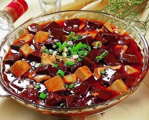 这道鸭血炖豆腐, 养颜补血, 是老人与女性的补血圣品, 吃出好气色