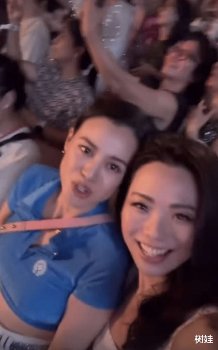 64岁余安安看TaylorSwift巡演, 吊带配热裤活力十足, 同场林恬儿