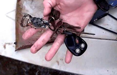 男子河边探险竟然捡到一个袋子, 打开后竟发现这些东西, 运气真好