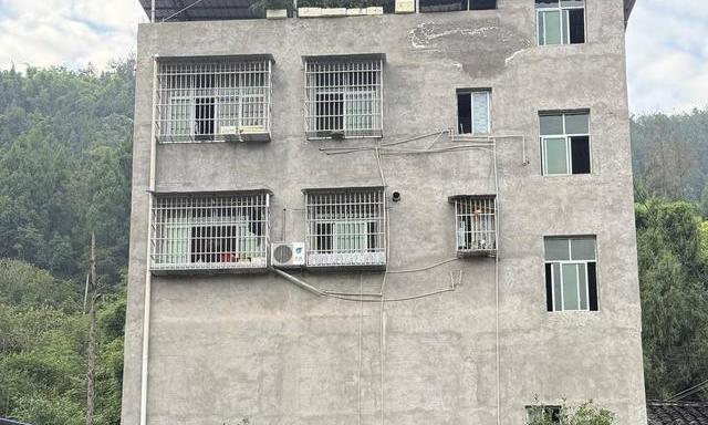 父亲用开水治冻疮致9岁儿双手变形，警方：系意外排除虐待