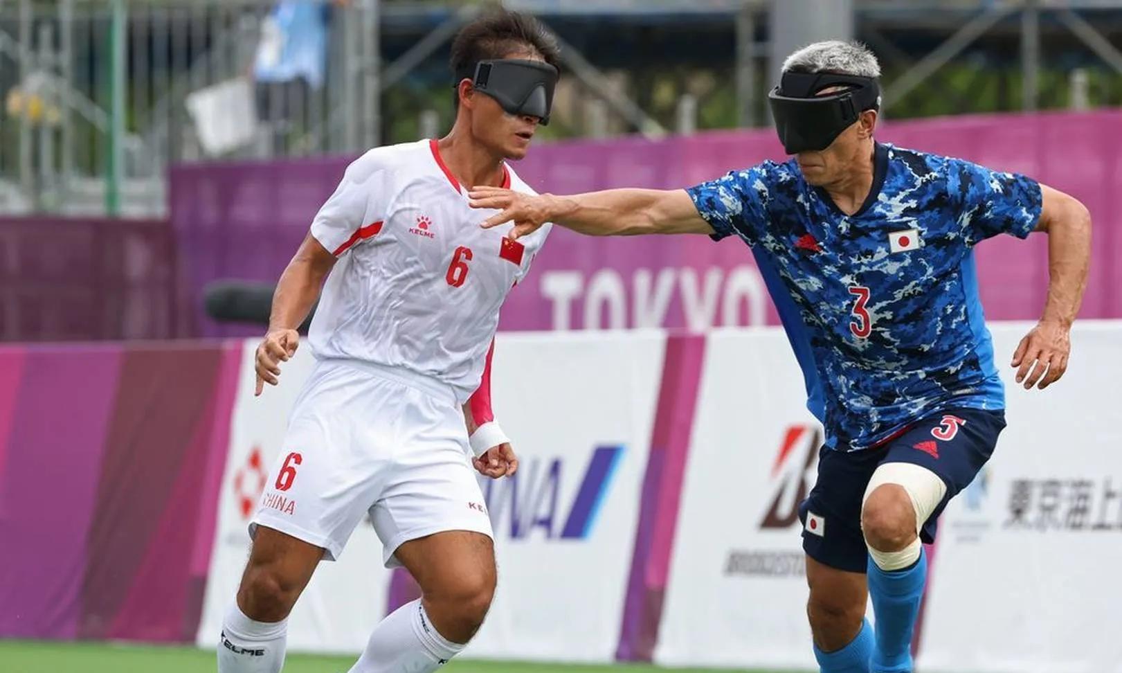 1-0绝杀日本! 队长2分07秒1v4破防: 蒙眼靠听铃, 中国盲足开门红