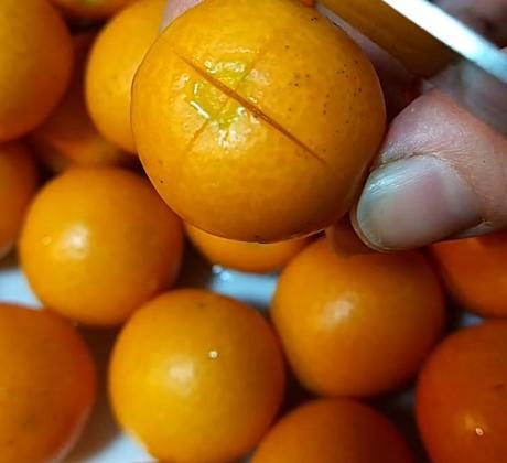 其实家庭制作金桔罐头的步骤很简单