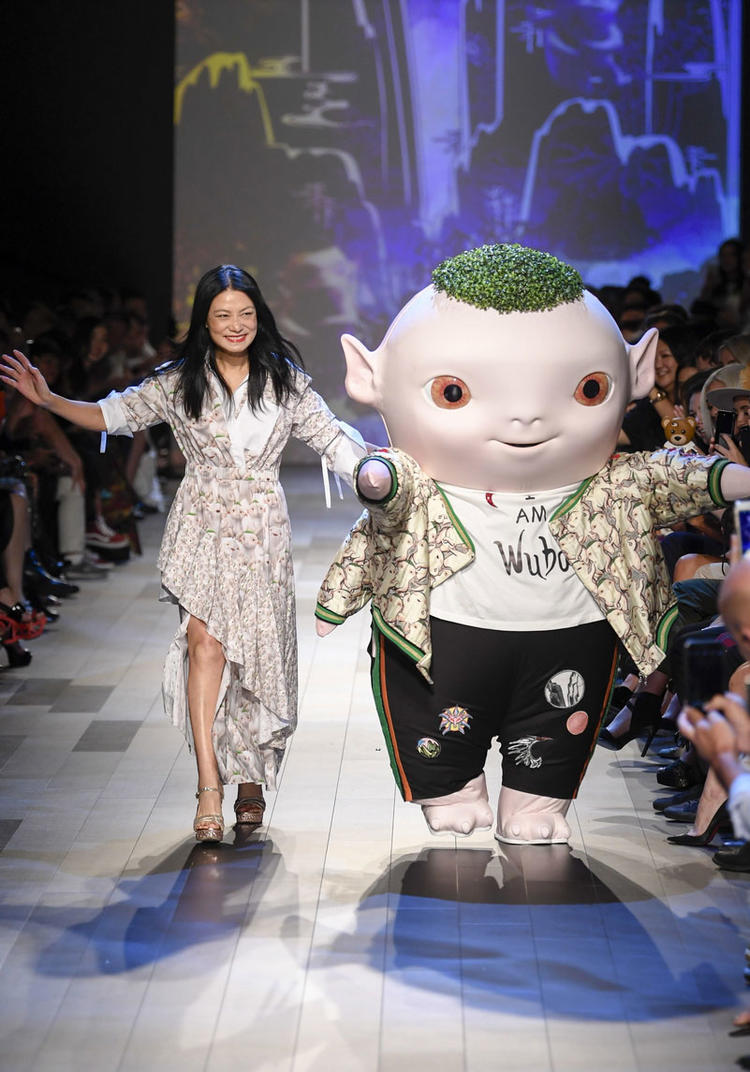 为了拓展时尚业务, 天猫、京东找了新合作伙伴: 海外时装周