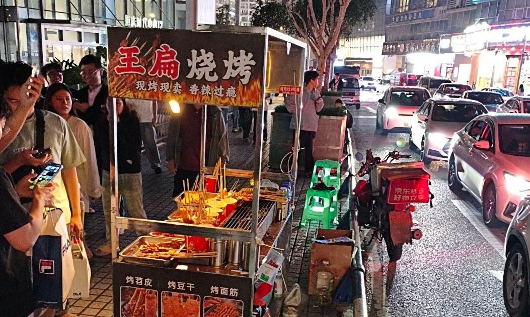 网红王扁遭前伙伴持锤连击10分钟！头部缝9针左手骨折，行凶者已被控制