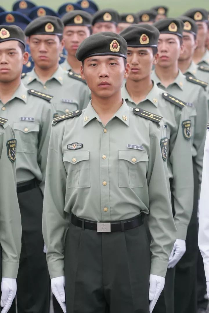 为什么解放军不喜欢贝雷帽? 军官戴上像武松, 士兵戴着像家丁!