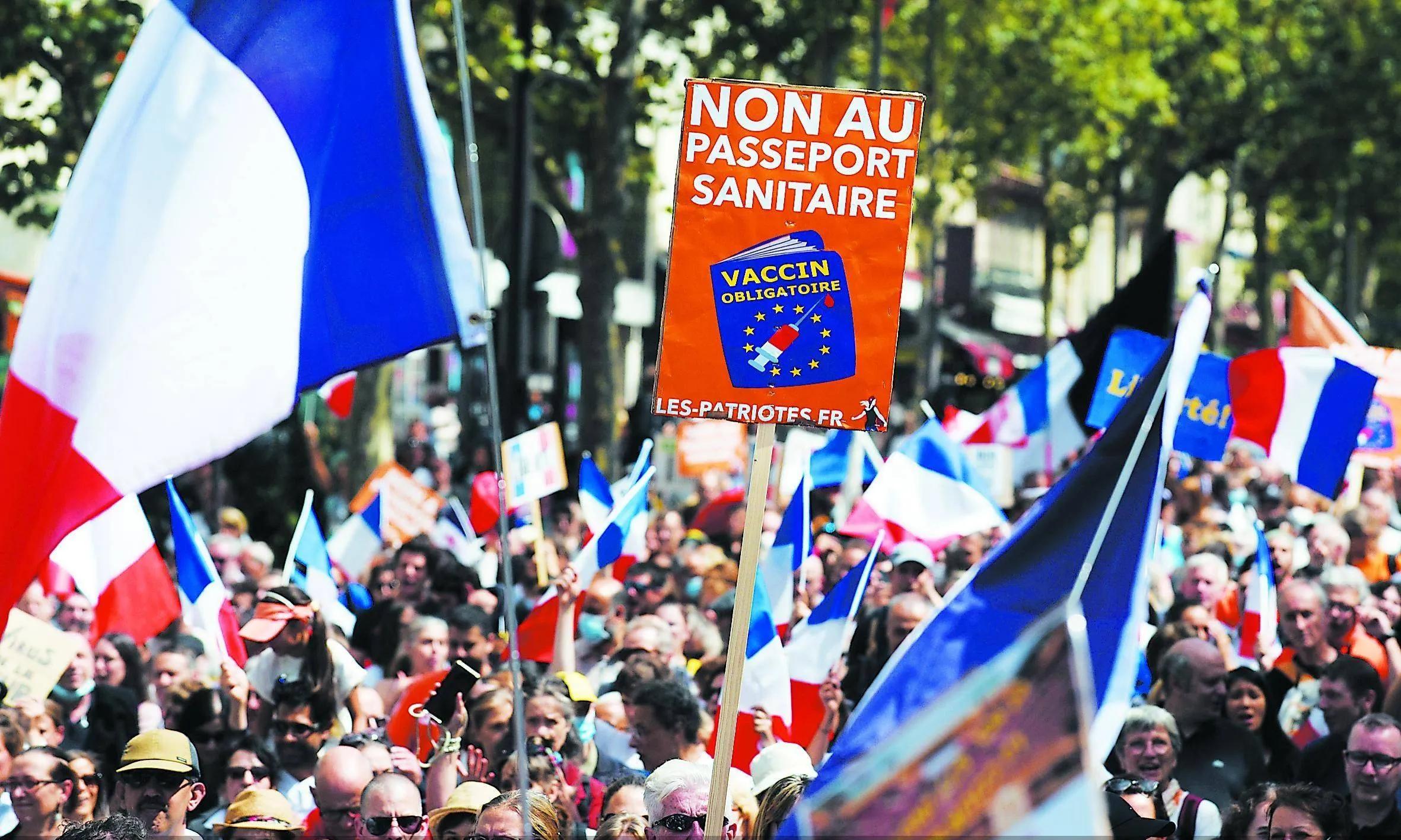 55万人上街，百年市政厅被焚！法国为何此刻爆发？