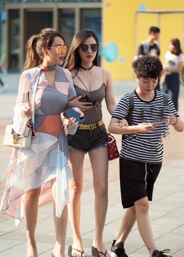 路人街拍 广场上川流不息的热裤美女, ol职场小姐姐很文静