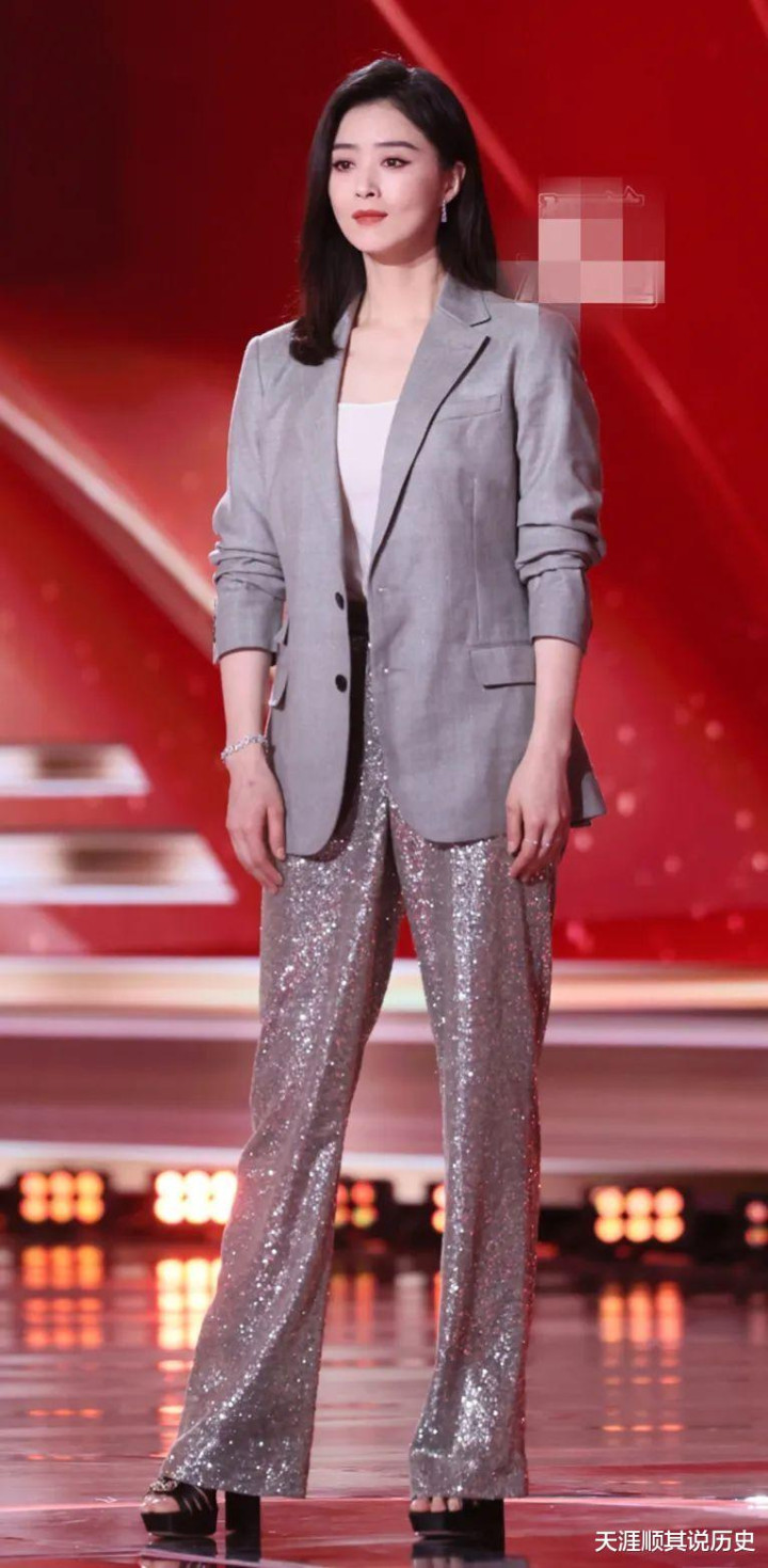 ���Ӿ����ʢ��: �����۷���ò���˾�̾, Фս�����������, �����������ٹ�â����!