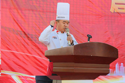 邓光强老师作为教师代表发言