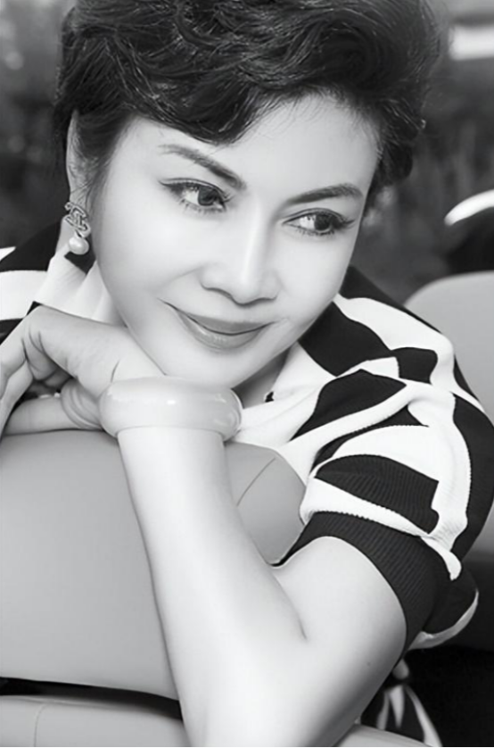 她, 中国主持第一人, 曾打破报幕“潜规则”, 为何64岁至今未嫁?(解放哈尔滨的部队)