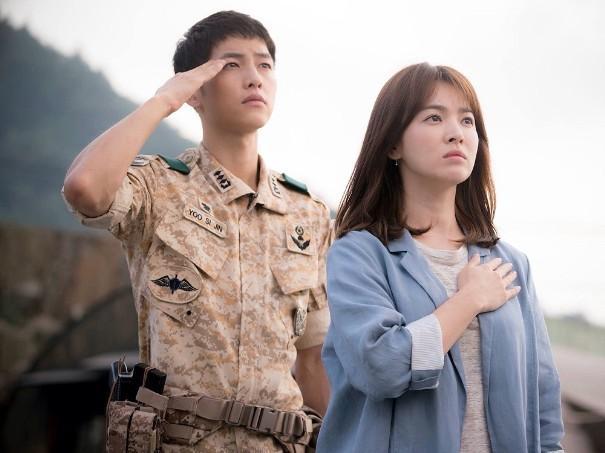 在客岁大火的韩剧《太阳的后裔》播出时期, 两人多次传出绯闻, 但都逐个承认。