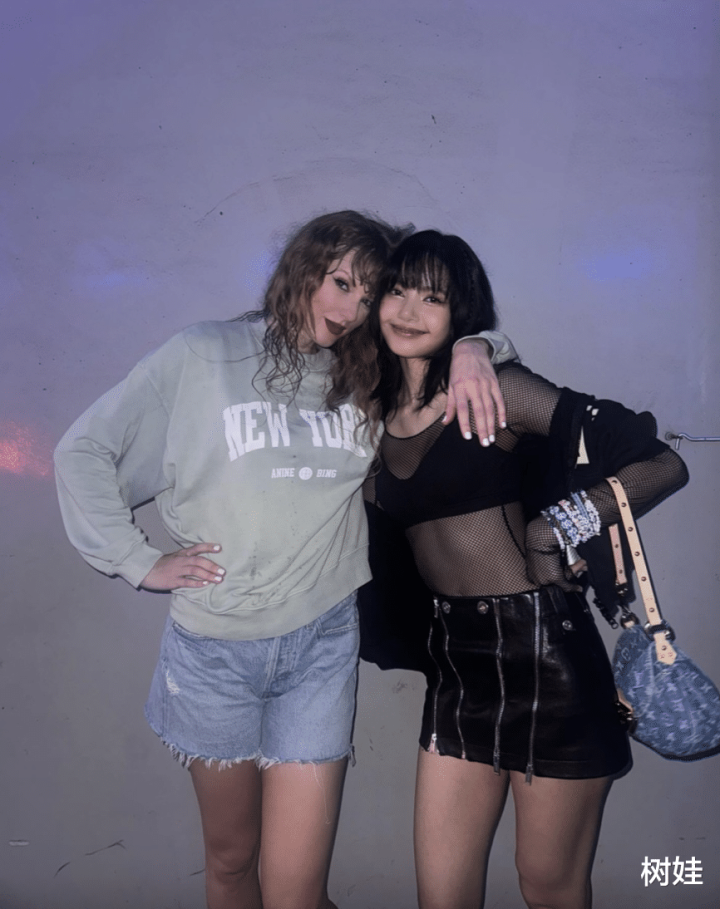 64岁余安安看TaylorSwift巡演, 吊带配热裤活力十足, 同场林恬儿