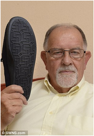 亚马逊网购拖鞋鞋底竟全是纳粹记号 老人提意见遭查