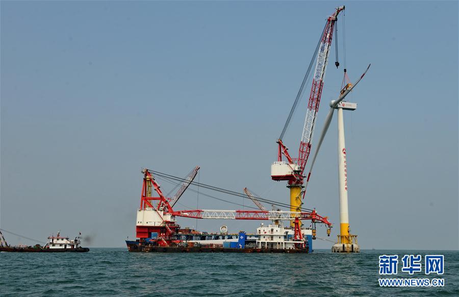 河北首个海上风电项目开始吊装风机
