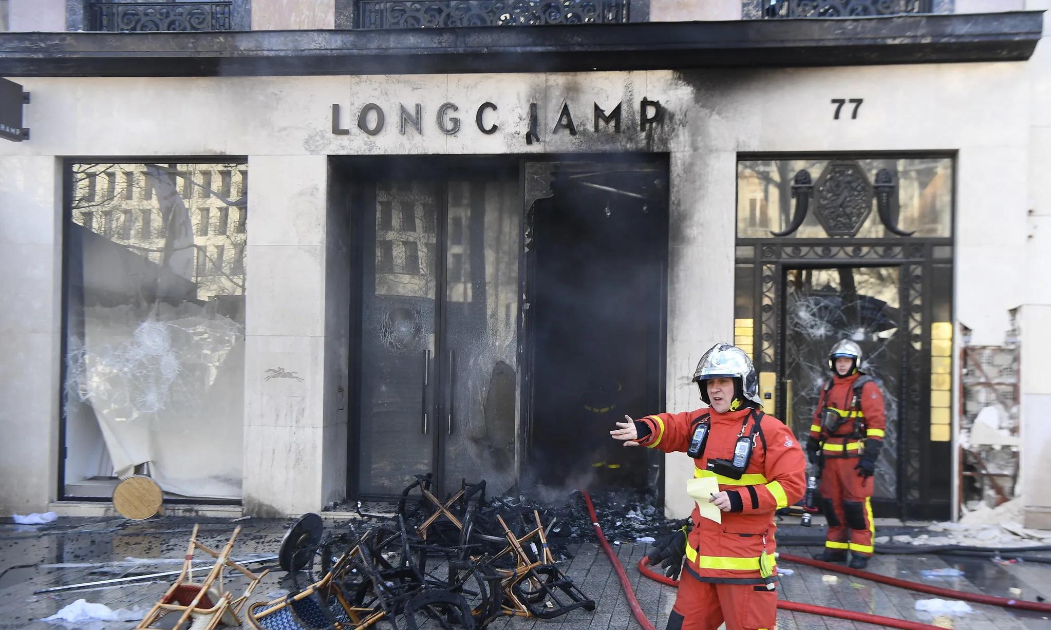法国骚乱升级：百年市政厅被烧，2397人被捕，谁在骑劫抗议？