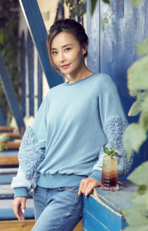 马雅舒44岁风韵犹存, 穿拼接卫衣减龄时髦, 难怪二婚还能嫁富豪_zzd