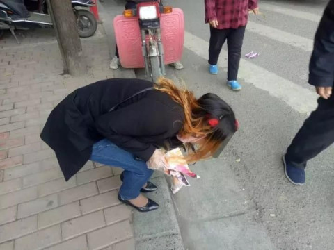 晋城人民广场两个女人死死拉扯引众人围观!