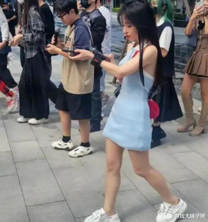 冯提莫户外直播真实照片, 头和身体严重不匹配, 4头身只有150cm(网红冯提莫个人资料)