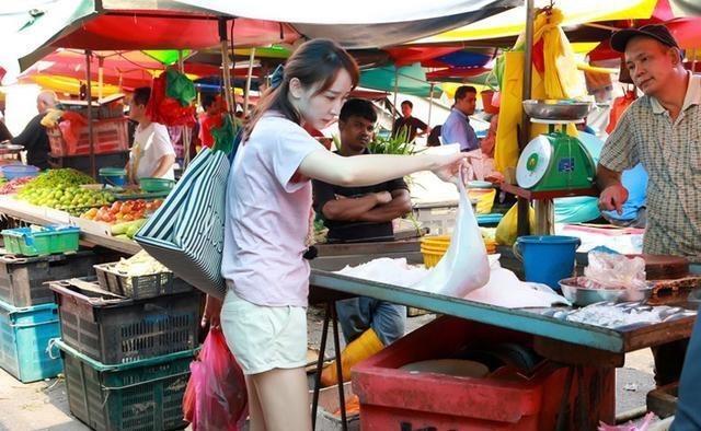 胡静上街买菜, 穿着接地气挑选食材很用心似保姆, 丝毫不像阔太没谁了如此打扮没谁了