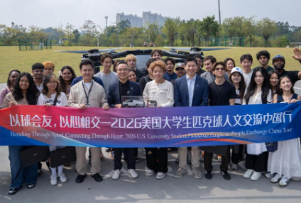美国大学生在广州坐进飞行汽车驾驶舱：“亲眼看到这些技术，太令人惊叹了”
