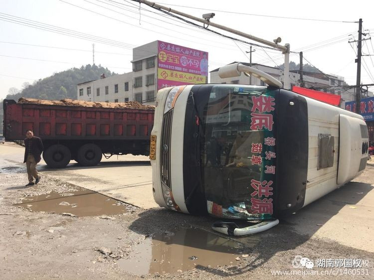 发生一起路政执法人员追赶查处货车时,货车撞翻中巴客车的交通事故