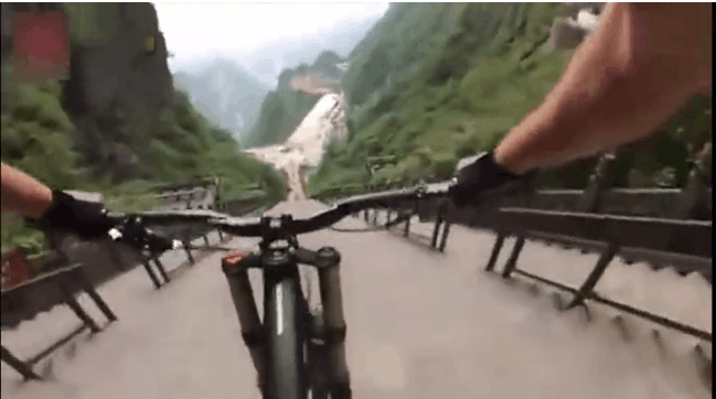 实拍: 山地车高手挑战生死速降, 从山顶做自行车一路下去