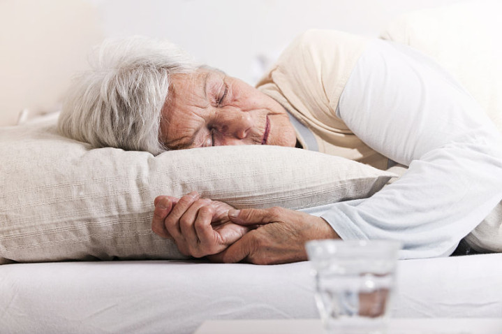 中老年人要想健康长寿 睡眠是关键 学会睡眠保健法很重要 全网搜