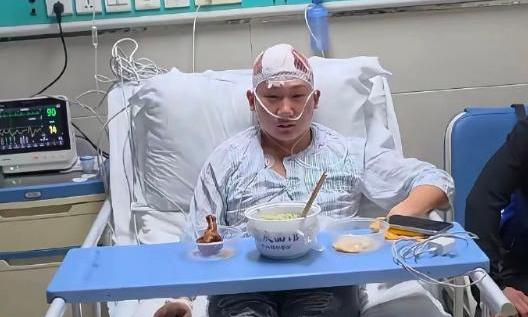 距开庭仅几天，网红王扁摆摊遭锤击头缝9针：行凶者为何等不及？