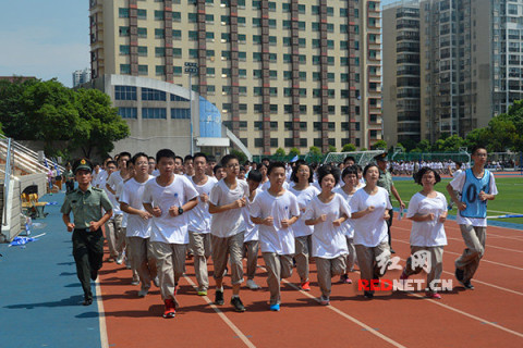 長沙中學生軍訓新版本 軍訓不只有