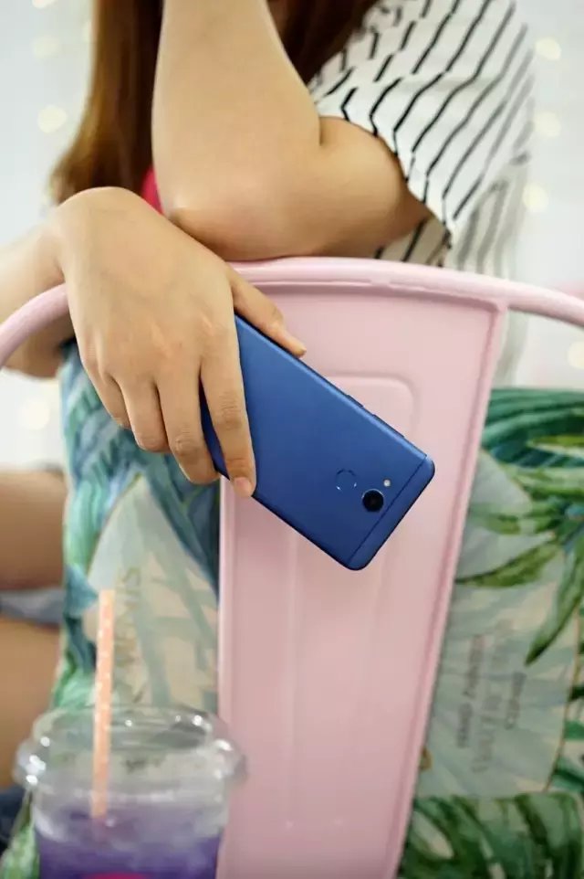 白花花大腿与荣耀V9 play合拍, 太庸俗了!