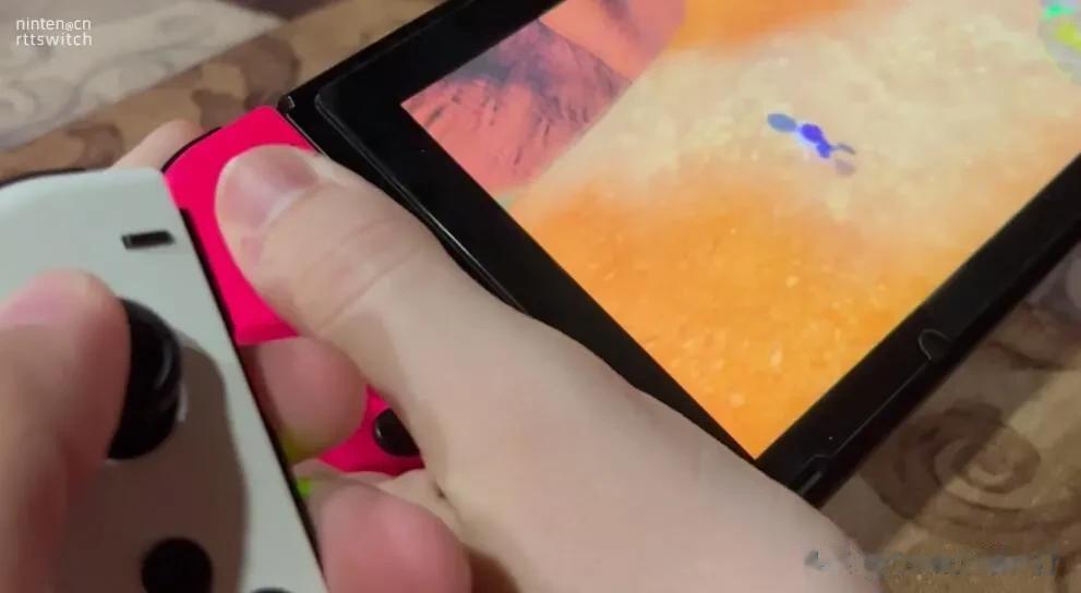 有玩家发现使用两个左Joycon能在游戏中实现加速奔跑的良性BUG!虽然在《宝可梦朱紫》中有神兽坐骑