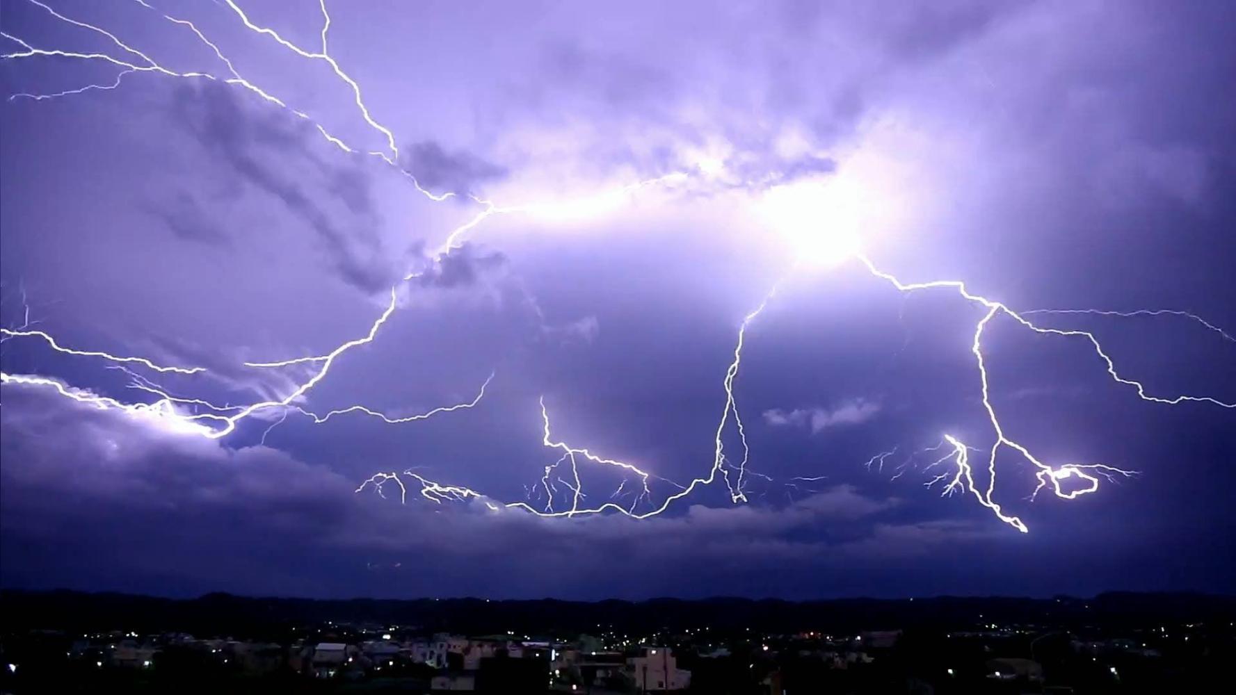 雨与闪电的风暴背景在多云天气 库存图片. 图片 包括有 闪电, 多雨, 闪光, 视图, 例证, 暴雨, 降雨量 - 143803855