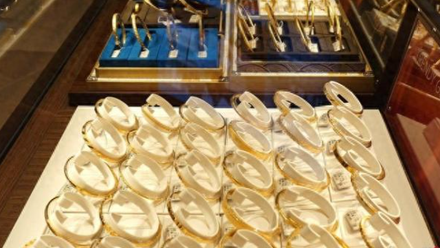 金价突破3700美元! 年轻人用“奶茶钱”攒金, 老玩家手握几公斤“黄鱼”
