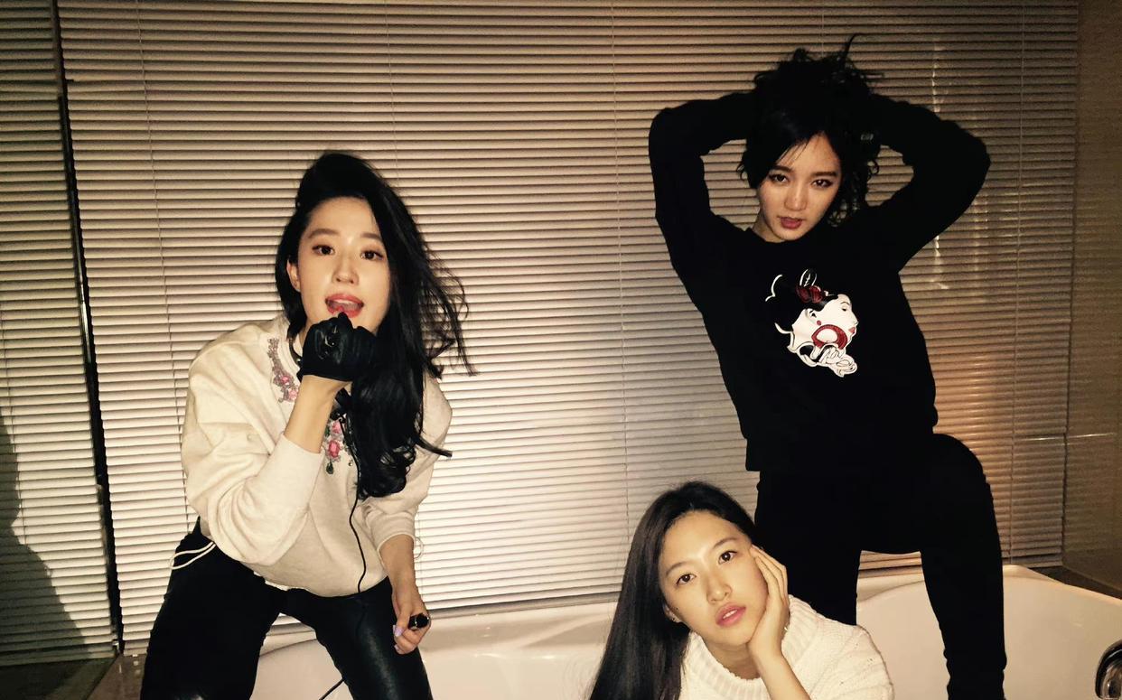 刘亦菲孟佳咖啡店聚会, 临别时拥抱关系好好, 俩人友情已有8年_zzd