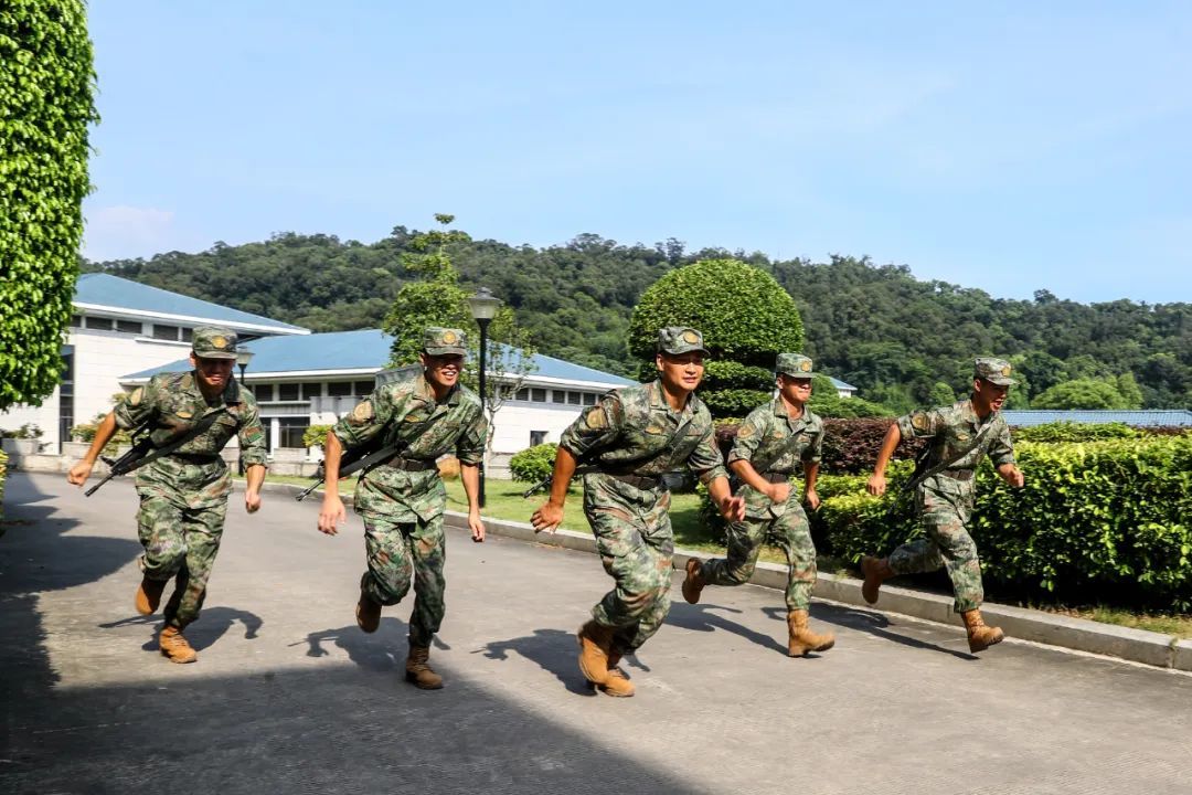 福建省军区官兵换发21式作训服_zzd_学生时代